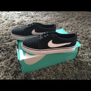 Nike Satire II black 4y